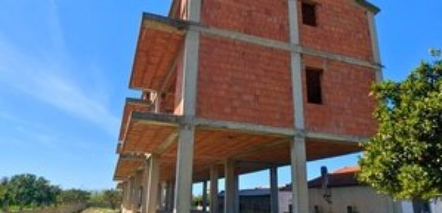 Two 3-storey buildings on 1.400 m² land · Spille