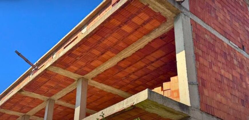 Two 3-storey buildings on 1.400 m² land · Spille